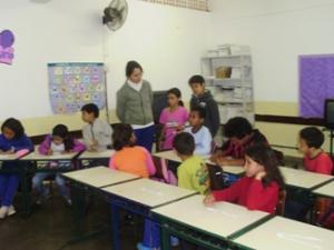 personagem: As crianças do projeto e a professora Gisele.<br>historia: Momento da entrevista.<br>