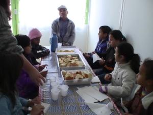personagem: Domingos e todos os alunos da Escola do Bairro Mineiros.<br>historia: Foto tirada durante o coquetel feito em homenagem ao depoente.<br>