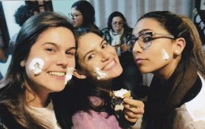 Aniversário de uma amiga. Muitos cupcakes foram feitos para festa e as três amigas aproveitaram o momento para descontrair. “Não tivemos maturidade para lidar com o chantilly dos cupcakes (risos).”
