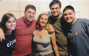 Surpresa de Dia das Mães. A entrevistada e seus irmãos combinaram de dizer que não iriam visitar a mãe na data comemorativa, com o intuito de surpreendê-la.