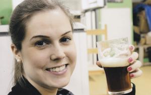 “Gosto dessa foto porque ela me representa: feliz bebendo cerveja”.A entrevistada comenta que antes do diagnóstico, ela bebia todo final de semana e ficava com “ressaca”. Agora, após a esclerose, ela bebe moderadamente, somente cerveja.