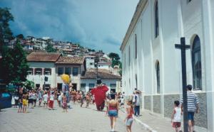 Primeiro carnaval com a família. Só tocavam marchinhas que foram compostas na cidade. Remete muito a infância, pois o pai da entrevistada adora carnaval, gosto este que também passou para a Natasha.