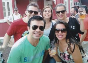 Primeira saída com os amigos na cidade de Joinville. Primeiro contato com a festa típica alemã. Foi a primeira experiência de independência, por estar vivendo sozinha e não mais com os pais. João, Carlos, Natasha, Elis e amiga da Elis.