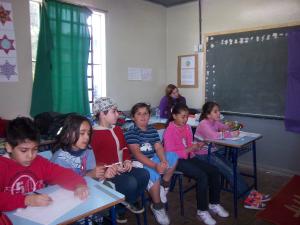 personagem: Alunos ouvindo e trabalhando<br>historia: Concentração durante a entrevista<br>