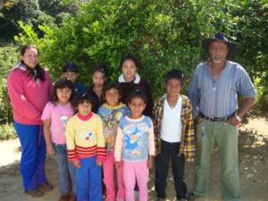 personagem: Sebastião e alunos do Bairro Bom Retiro e Professora Adriana<br>historia: Foto tirada após a entrevista no pátio da escola do Bairro Bom Retiro. As crianças adoraram a experiencia.<br>