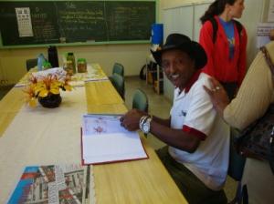 personagem: Sebastião<br>historia: Senhor Sebastião olhando a coletânea criada com as histórias de vida dos depoentes de 2010 do Projeto Memória Local na Escola de Apiaí.<br>