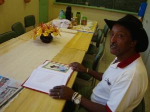 personagem: Sebastião<br>historia: Os depoentes curtiram suas histórias num livro que foi produzido com as histórias de todos os depoentes do projeto em 2010. Sebastião gostou muito do resultado e ficou feliz com o projeto.<br>