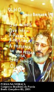 personagem: Carlos Barros<br>historia: Eu, fazendo o POESIA NA VIDRAÇA, projeto criado por mim que é uma das atrações dos Congressos Brasileiros de Poesia, em uma vitrine do Shopping LAmerica, em Bento Gonçalves-RS, outubro de 2001. Este projeto, já incorporado aos Congressos Brasileiros de Poesia, é sempre requisitado pelos comerciantes do centro de Bento Gonçalves, quando da realização dos Congressos.<br>