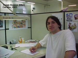 personagem: Thiago Brayner de Barros, meu filho.<br>historia: Thiago, desenhista e ilustrador, em seu local de trabalho, na Editora POsitivo, Curitiba-PR.<br>
