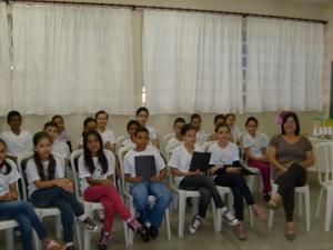 personagem: alunos e professora<br>historia: alunos e professora no momento da entrevista com o depoente<br>