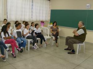 personagem: professor, alunos e depoente<br>historia: depoente descrevendo sua história de vida para os alunos e professora<br>