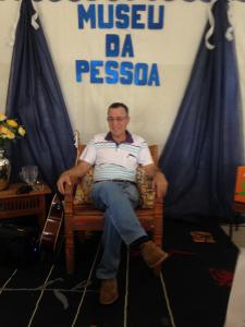 Professor Paulo Duarte sendo entrevistado