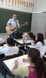 Professor Paulo Duarte interagindo com os alunos através da música