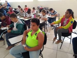 Alunos atentos a entrevista