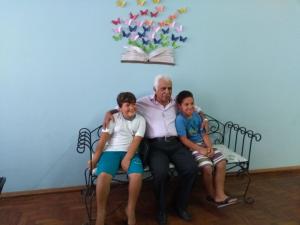 Sr, Antonio Luiz sendo recepcionado pelos alunos Murilo e Miguel