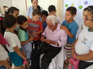 Alunos do 3 ano E aprendendo a rodar pião com Sr. Antonio Luiz