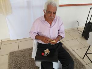 Sr. Antonio Luiz e o pião que trouxe de uma viagem em Veneza ( Itália) na casa do filho