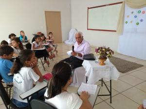 Alunos fazendo perguntas sobre a vida de Sr. Antonio
