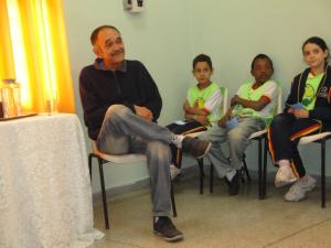 personagem: Dênis, Kaique, Danil, Thalilta<br>historia: Momento em que Sr. Dênis se preparava para responder a 1ª pergunta da entrevista realizada pelos alunos do 3º ano<br>