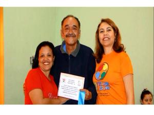 personagem: Professora Solange, o entrevistado Sr. Dênis e a educadora comunitária Giane<br>historia: Ao final da entrevista as professoras convidaram Dênis para tirar foto.<br>