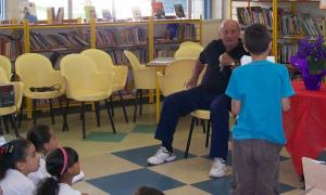 personagem: Bruno  Victorio Meneghetti e alunos da EMEB Neusa Macellaro Callado Moraes<br>historia: Bruno Meneghetti convidado pelos alunos da EMEB que participam do projeto memória Local , consede entrevista .<br>