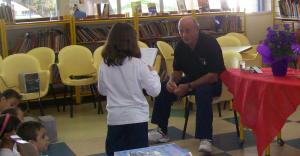 personagem: Bruno  Victorio Meneghetti e alunos da EMEB Neusa Macellaro Callado Moraes<br>historia: Bruno Meneghetti convidado pelos alunos da EMEB que participam do projeto memória Local , consede entrevista<br>