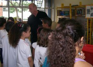 personagem: Bruno  Victorio Meneghetti e alunos da EMEB Neusa Macellaro Callado Moraes<br>historia: Bruno recebe cumprimentos dos alunos após a entrevista.<br>