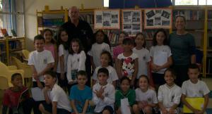 personagem: Bruno  Victorio Meneghetti , alunos e  professora Eliete  da EMEB Neusa Macellaro Callado Moraes<br>historia: Após entrevista, Bruno tira foto com alunos e professora para registrar o importante momento.<br>