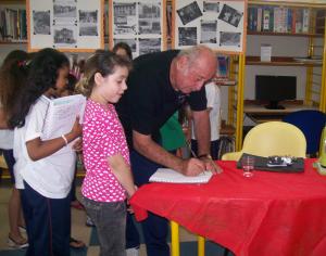 personagem: Bruno  Victorio Meneghetti e alunos da EMEB Neusa Macellaro Callado Moraes<br>historia: Após a entrevista, os alunos fazem questão de obter o autografo de Bruno.<br>