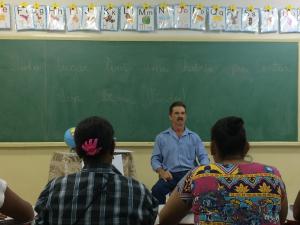 Ivan Diniz Lopes contando a sua história para os alunos da EJA Agrovila Central.