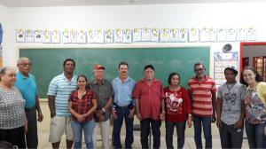 Depoente Ivan Diniz Lopes com alunos da turma de alfabetização da EJA Agrovila Central