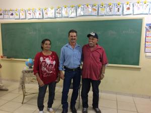 Depoente Ivan Diniz Lopes Recebendo Lembrancinha em agradecimento por sua participação no projeto.