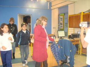 personagem: Gustavo Henrique Silva ,Ingrid Soares e nossa depoente<br>historia: Alunos aguardam por Cheila na entrada para conduzí-la até a biblioteca.<br>