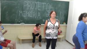 DONA MARIA CONTANDO SUA HISTORIA AOS ALUNOS DO 4º ANO B