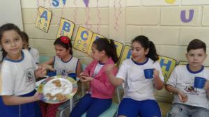MOMENTO DO CAFÉ DOS ALUNOS DO 4º ANO B COM DONA MARIA