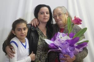 Alice com neta e bisneta