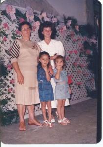 Dona Alice com filha e netas