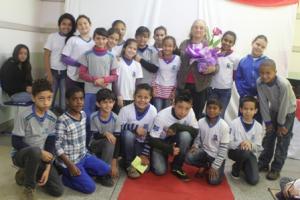 Dona Alice com alunos