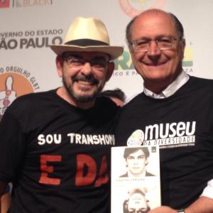 Coletiva de imprensa da Parada LGBT de São Paulo: João W Nery presenteia com o livro Viagem Solitária o governador de São Paulo, Geraldo Alckmin.