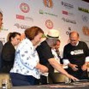 Coletiva de imprensa da Parada LGBT de São Paulo: João W Nery presenteia com o livro Viagem Solitária a Ministra dos Direitos Humanos Ideli Salvati.