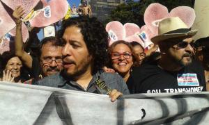 Deputado Federal Jean Wyllys, João W Nery e atrás o grupo da ONG Mães pela Igualdade.