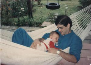 João W. Nery na rede do sítio dos seus pais em Teresópolis, RJ, com seu filho, da terceira mulher.