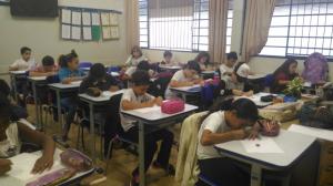 Alunos desenhando após a entrevista