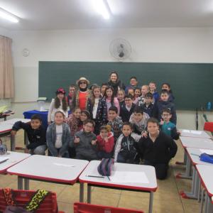 No final da entrevista, dona Maria, a professora Lissandra e os alunos entrevistadores posaram para a foto e comemoraram esse momento inesquecível.