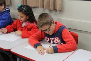 Durante a entrevista, alunos observaram a depoente e desenharam-na.