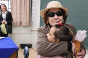 No final da entrevista, os alunos do 3° ano A presentearam a dona Maria e agradeceram sua presença inesquecível!