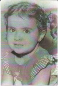Era uma foto para documentos, um estúdio com uma cadeira verde. Lembro que meu vestido era azul escuro e tinha um patinho bordado na frente...