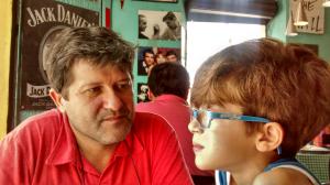Viagem de férias a BH... almoçar em um bar é irrecusável. Registro da conversa entre pai e filho, assunto: rock, claro!