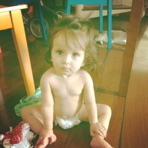 Dora de volta para casa no processo de cicatrização do osso esterno e do coração. Ao fundo a Frida (gatinha) que ficou conosco o tempo todo do repouso e de todo o resto.