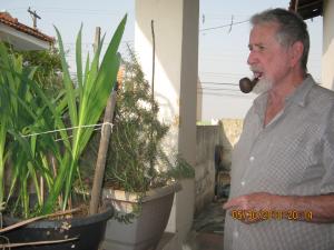 Boris, aos 75 anos, contemplando as plantas da varanda